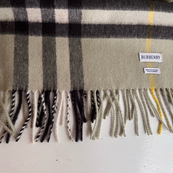 BURBERRY Giant Icon Check Cashmere Scarf- Hunter - Picture 5 of 12